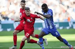 开云体育-德甲联赛，弗赖堡VS法兰克福，法兰克福第三名防守战。