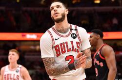 开云体育平台-克利夫兰骑士球迷对朗佐·鲍尔交易的惊人反应