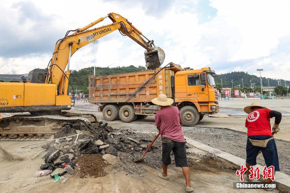 贵州“村超”球场灾后恢复建设持续进行