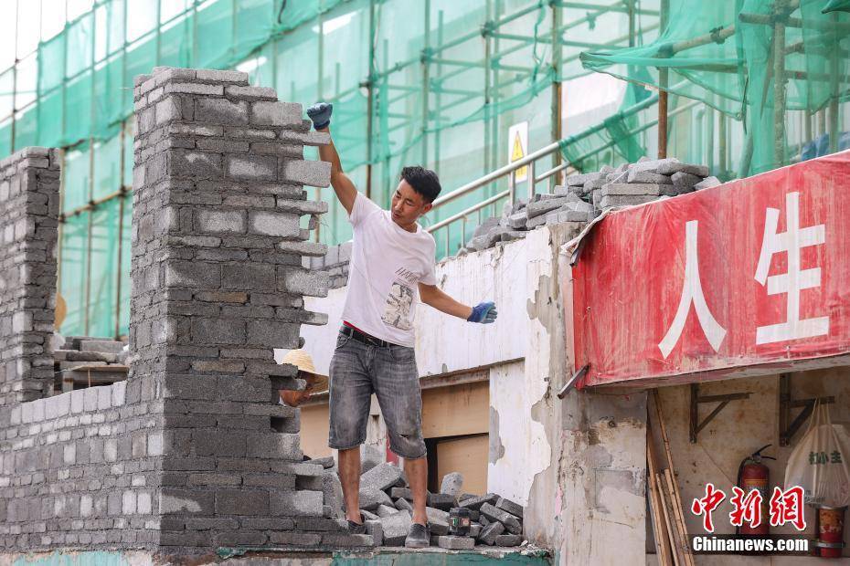 贵州“村超”球场灾后恢复建设持续进行