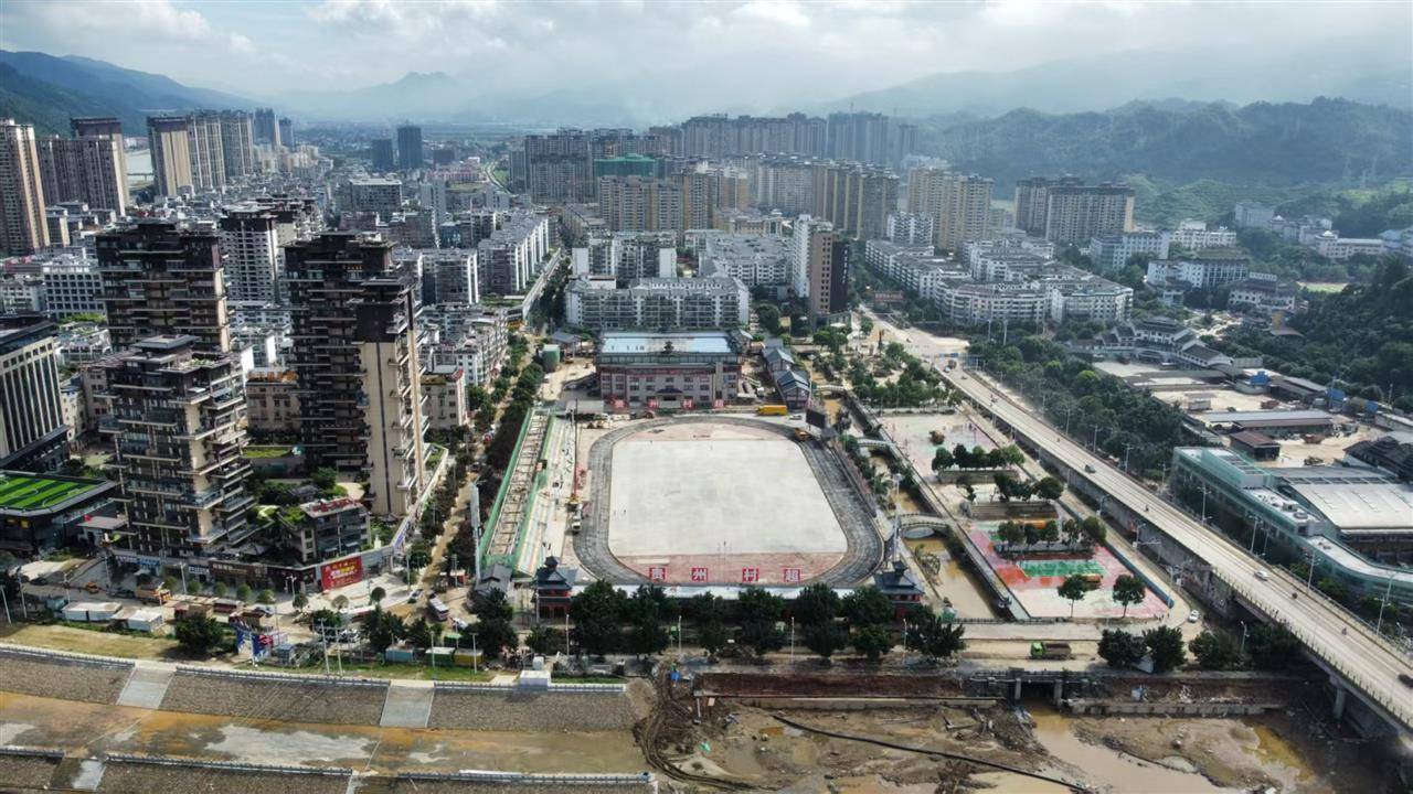 两度被淹的榕江村超球场正在修复，江苏一企业捐赠8000平方米草坪