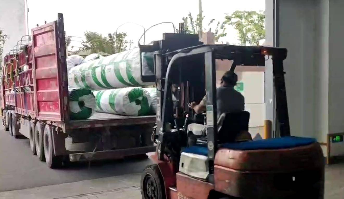 两度被淹的榕江村超球场正在修复，江苏一企业捐赠8000平方米草坪