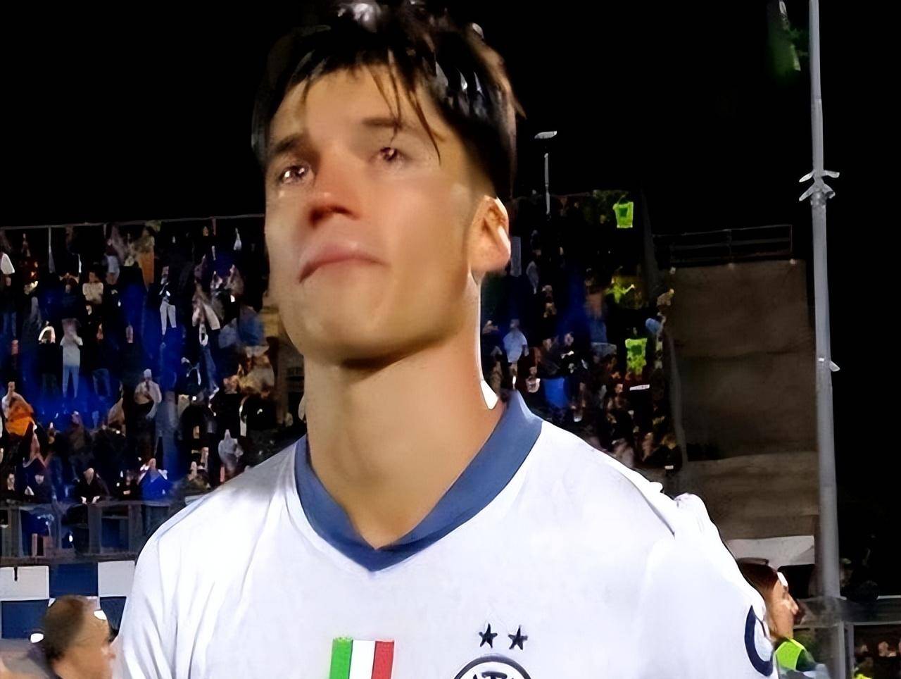 赞助金额差异引热议！国际米兰转会期动荡，背后经济考量几何？