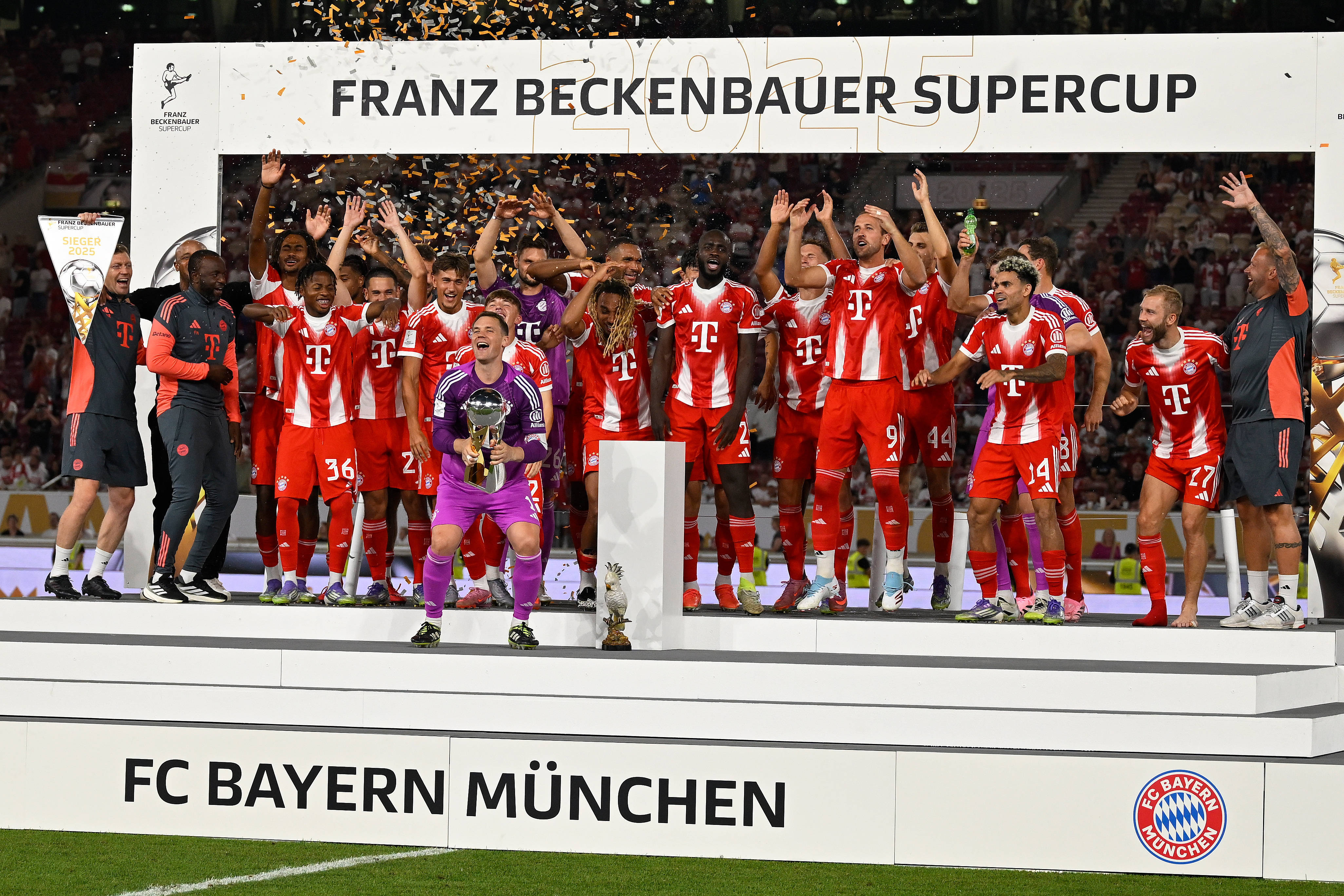 (体育)足球——弗朗茨·贝肯鲍尔超级杯:拜仁慕尼黑夺冠