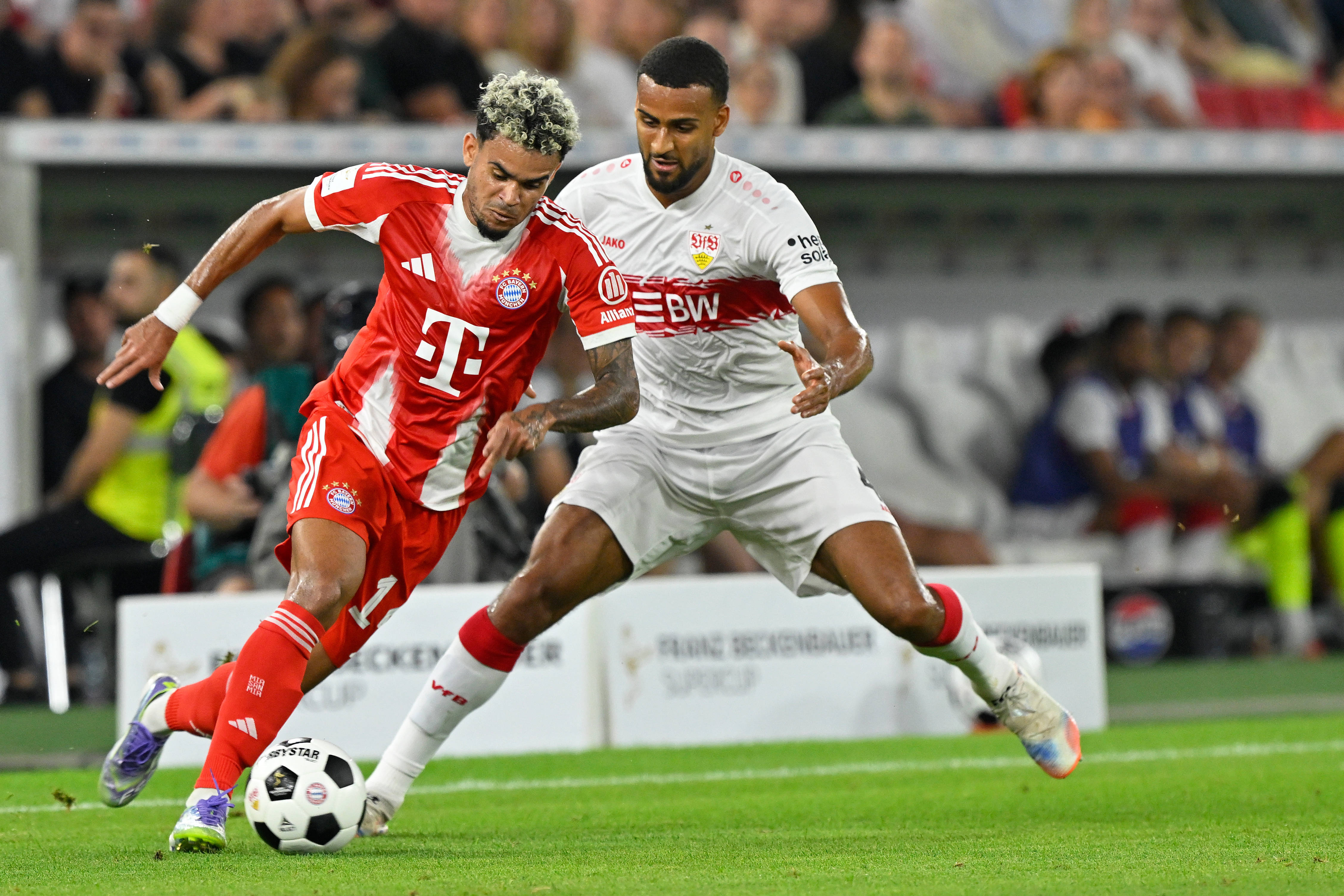 (体育)足球——弗朗茨·贝肯鲍尔超级杯:拜仁慕尼黑夺冠