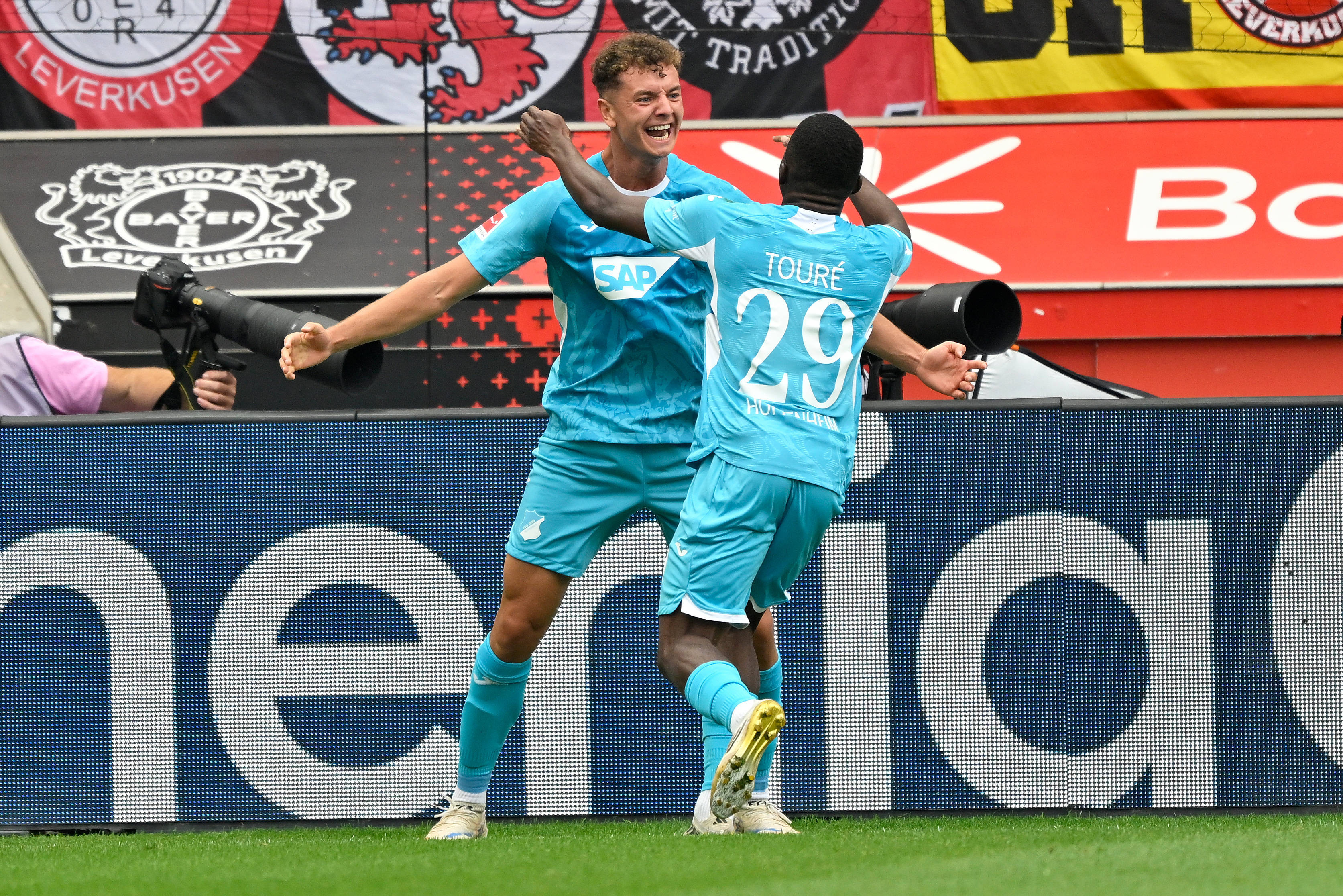 (体育)足球——德甲:勒沃库森不敌霍芬海姆